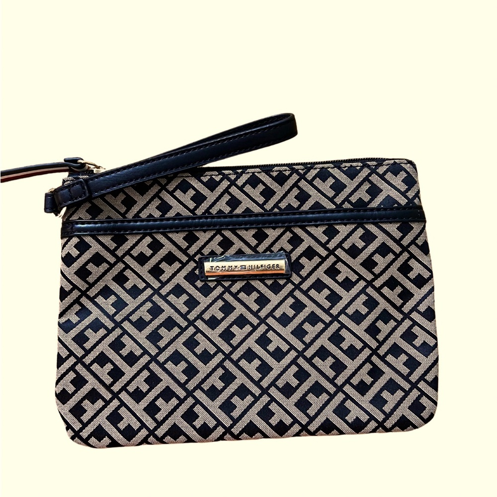 NWOT TOMMY HILFIGER zipper medium size wristlet in beige and black